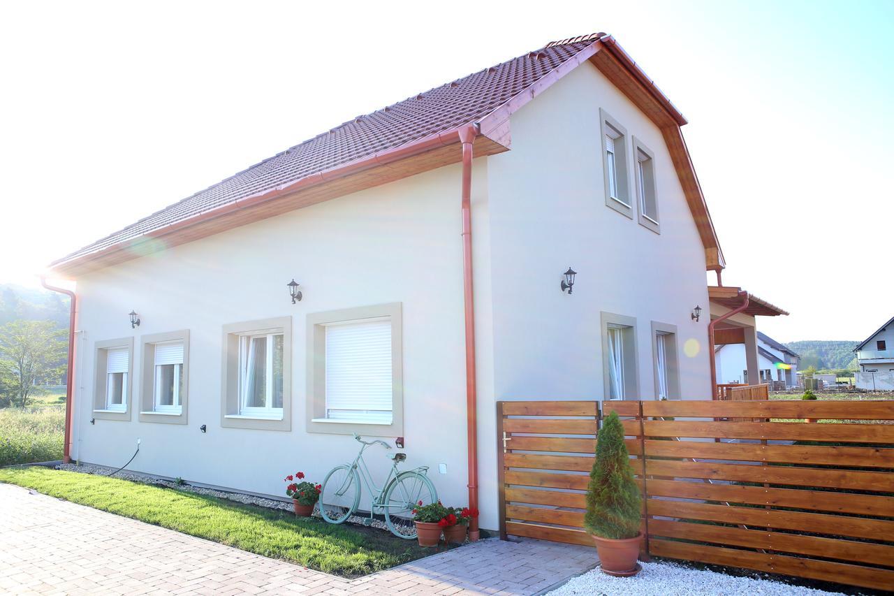 A Zoldbiciklis Haz Apartment Egerszalok Ngoại thất bức ảnh